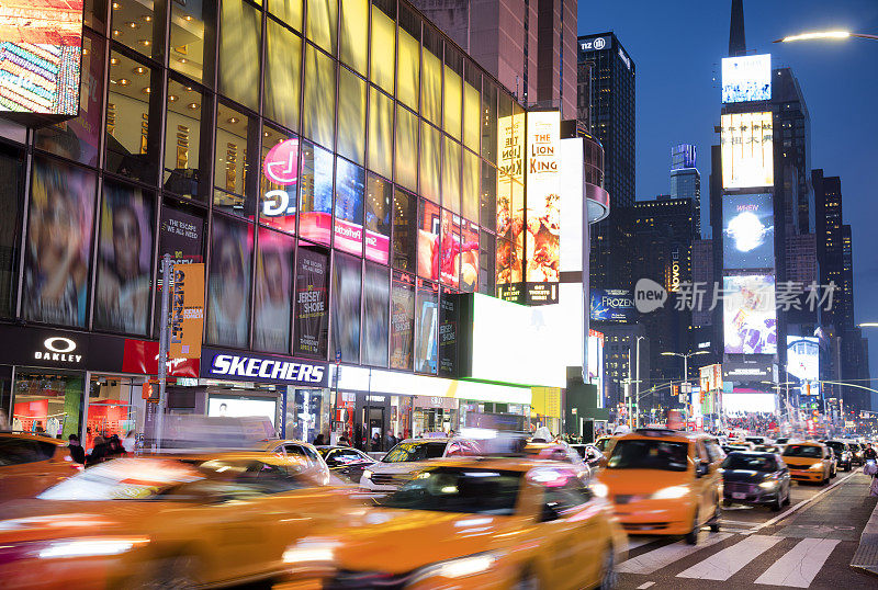 纽约时代广场第七大道的出租车