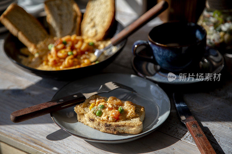 自制早餐:烤面包片，蘸奶油虾酱