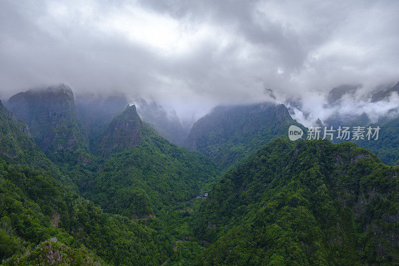 从勒瓦达巴尔科斯，葡萄牙马德拉的绿色山脉的全景