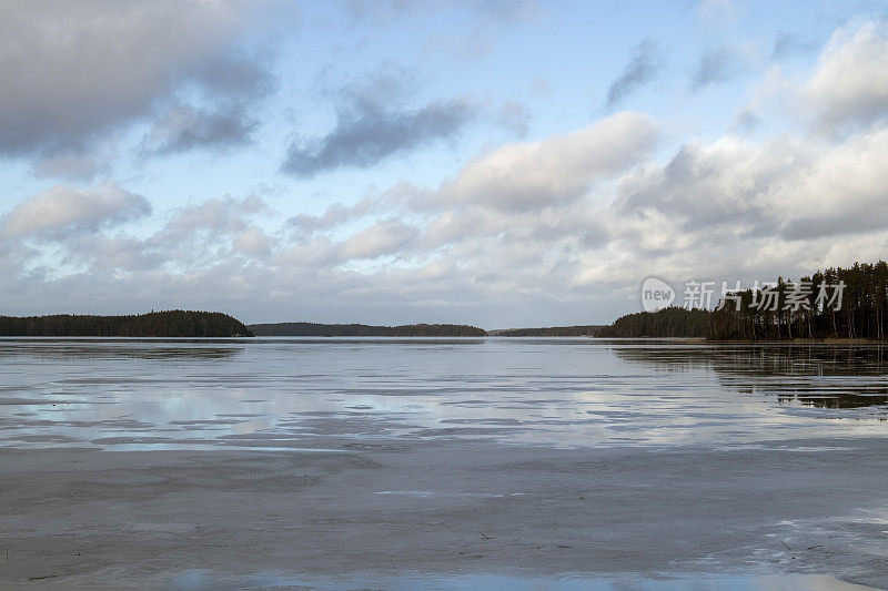 芬兰Saimaa湖正在融化的冰