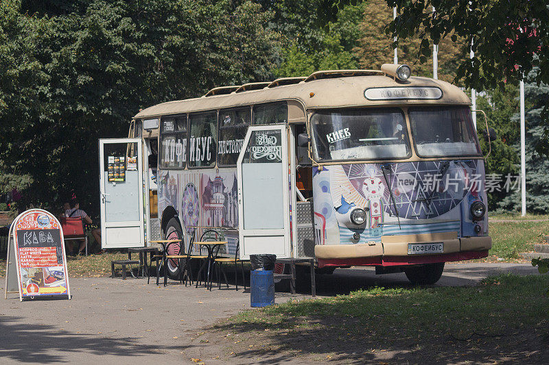 公园里的咖啡馆配备了苏联制造的复古巴士