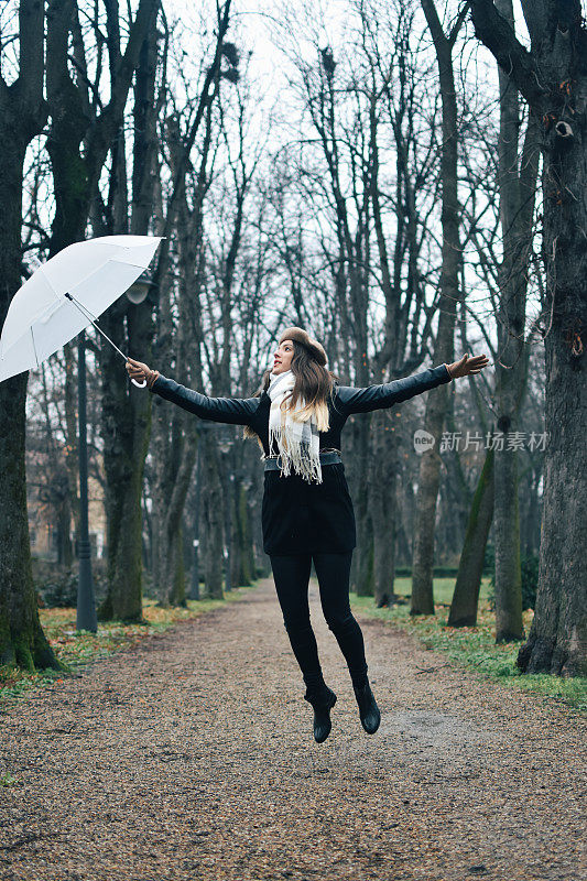 美丽的年轻女子享受着雨天