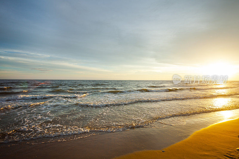 罗勇海滩上的夕阳和阳光