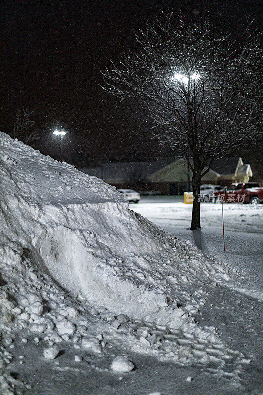 深夜停车场的雪堆