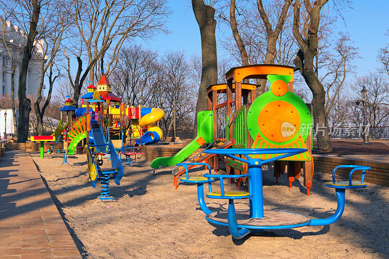 公园里五颜六色的儿童游乐场。一个空荡荡的儿童游乐场在等着孩子们。圣沃洛迪米尔山，阳光明媚的清晨