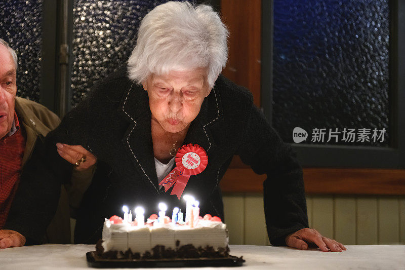 老人在花园里庆祝生日