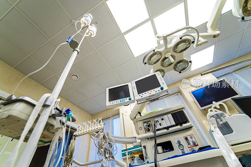 有医用机器人手术机器的手术室。