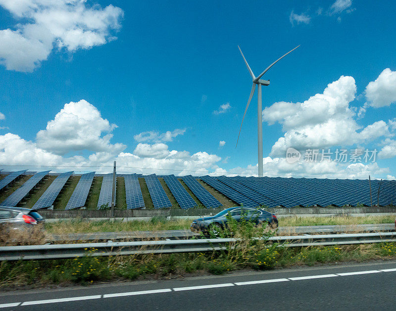 荷兰高速公路上的太阳能电池板和风力涡轮机