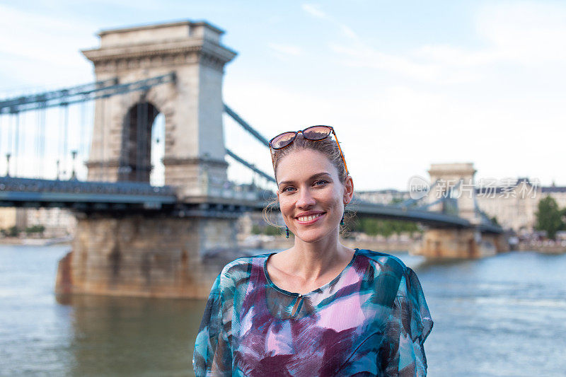 匈牙利布达佩斯，在链条桥上微笑的年轻女子