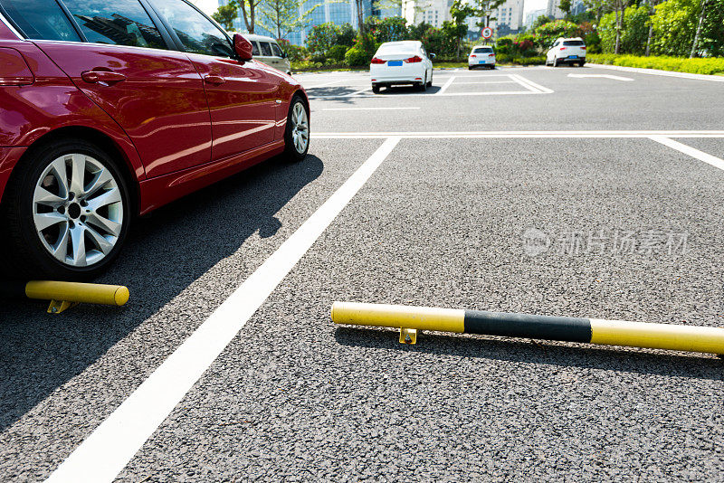 停在城市街道上的汽车