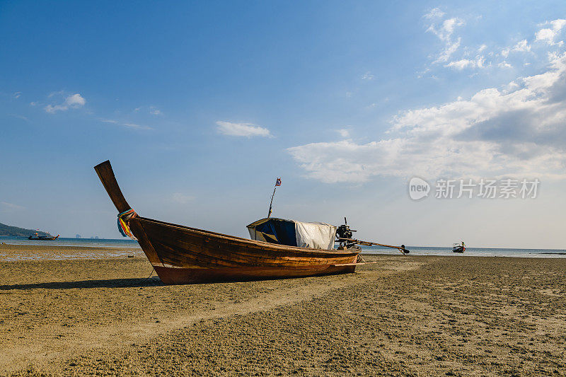 旧木船船尾在沙滩上