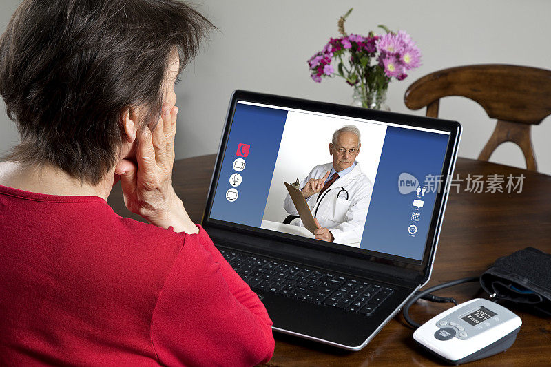 医生在视频会议上训斥老年妇女高血压患者