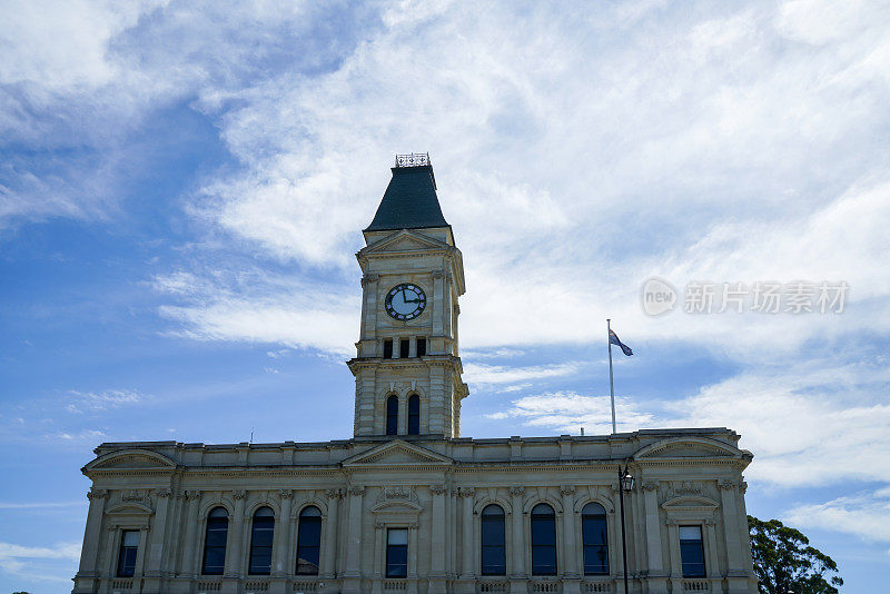 怀塔基区议会大楼，位于新西兰历史小镇欧阿马鲁的市中心街景