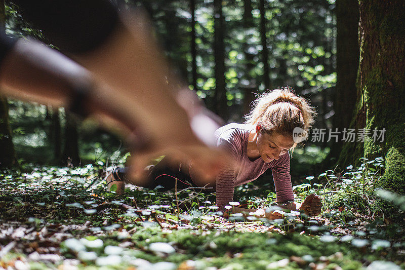 在树林里做木板的女人