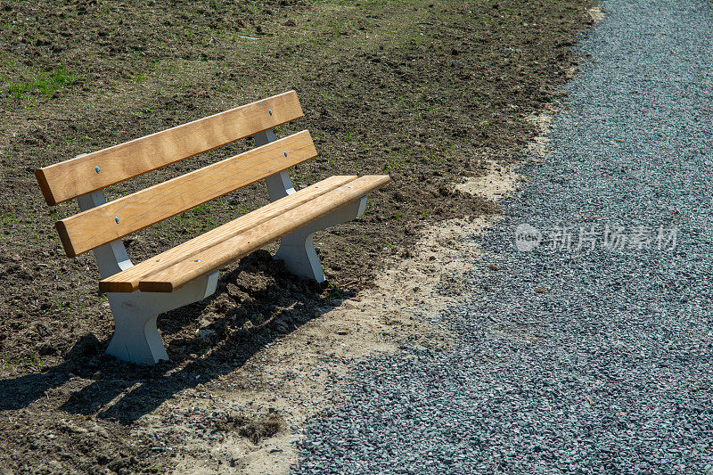 新公园有蜿蜒的砾石小径和长凳