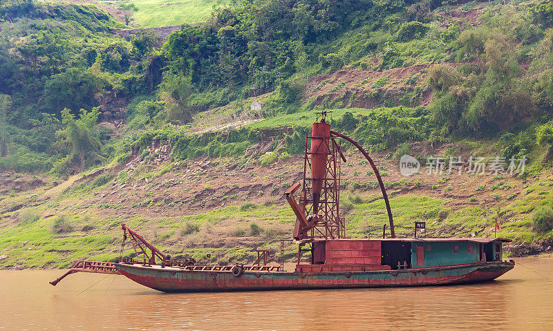 中国长江沿岸疏浚用抽沙船。
