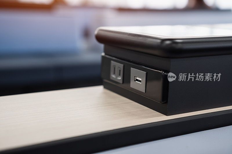 关闭黑色USB端口和电气插头，在机场终端用USB插座插头进行插拔，为日本的Traveler移动设备提供数字电源连接器充电服务支持。