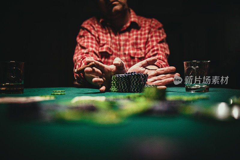 成熟的男人在玩扑克，全身心投入