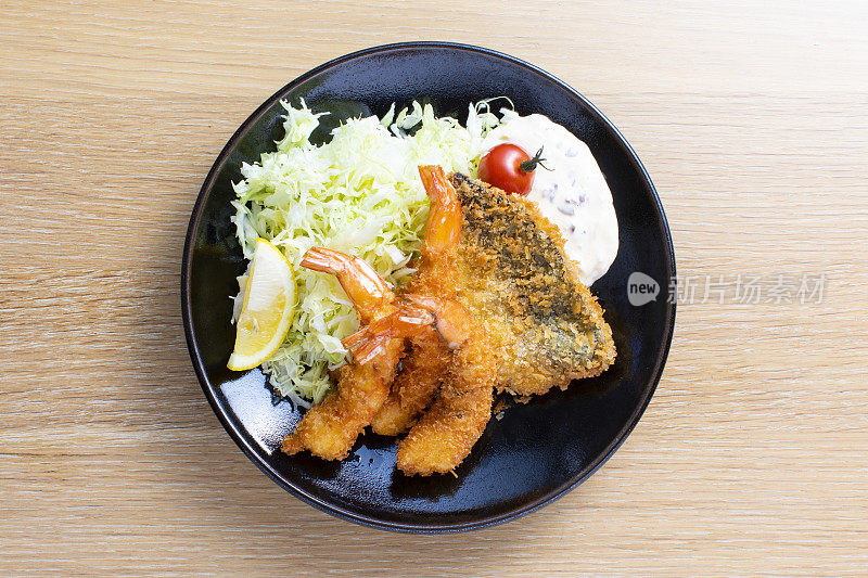 日式家常菜食谱，炸马鲛鱼和炸虾，炸虾和炸马鲛鱼装盘。