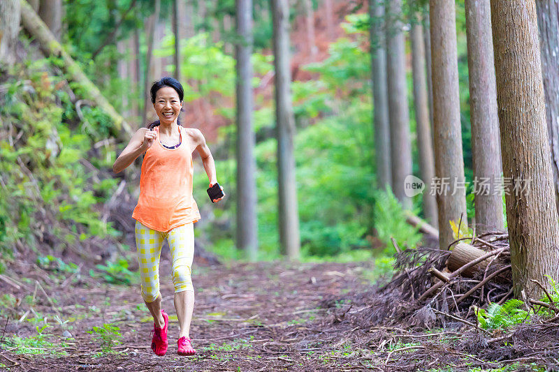 在山里慢跑的女人