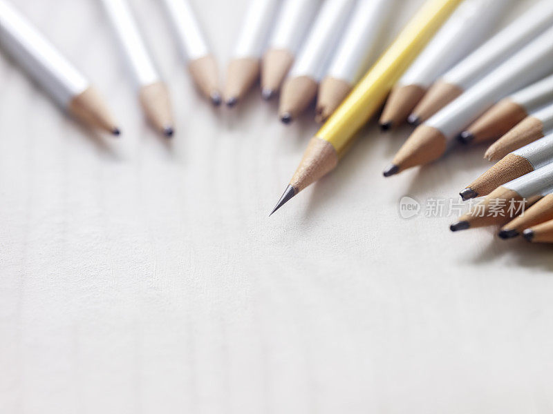 一群银色的铅笔很钝，但一只金色的铅笔超级锋利，指向好的拷贝空间，从人群中脱颖而出。