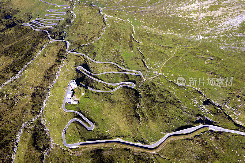 蜿蜒的道路，瑞士阿尔卑斯山，鸟瞰图