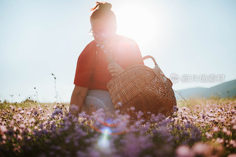 快乐的女人摘野花