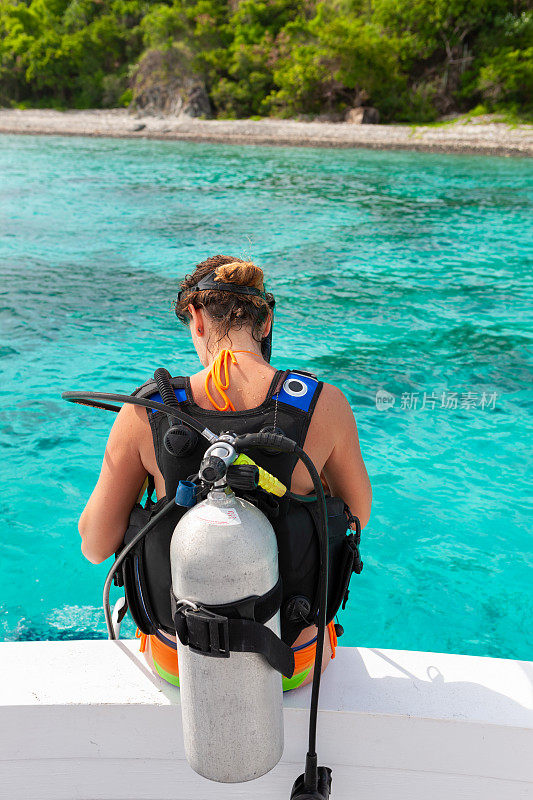 准备在加勒比海进行水肺潜水的女潜水员