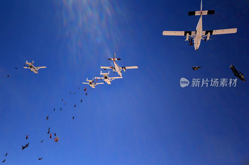 一大群跳伞运动员从各种各样的飞机上跳伞。