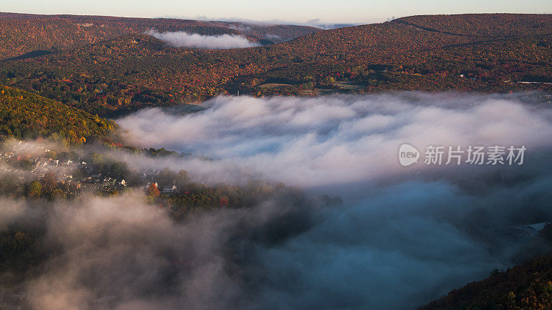 在五彩缤纷的秋日，历史小镇吉姆·索普上空的低云从清晨开始形成。波科诺斯地区，卡本县在阿巴拉契亚山脉，宾夕法尼亚州。