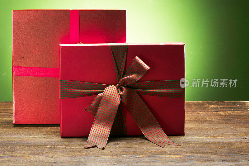 绿色背景的红色圣诞礼盒