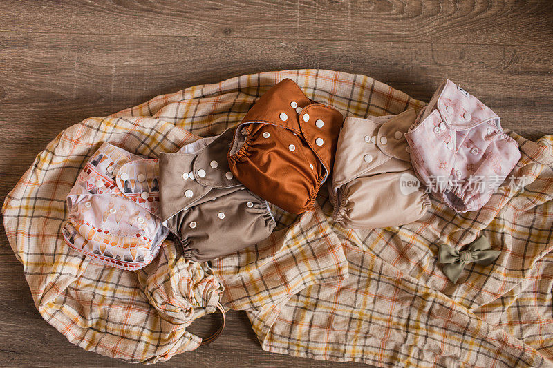 一个秋季堆叠的中性颜色的可重复使用的布尿布顶部的格子环吊带婴儿背带与鼠尾草绿色蝴蝶结
