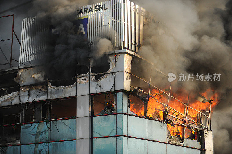 消防队员试图扑灭吞没一座大楼的大火。