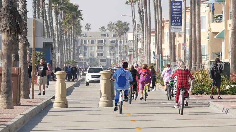 人们步行，海滨长廊，海滨木板路。美国加州洛杉矶附近的海洋海滩