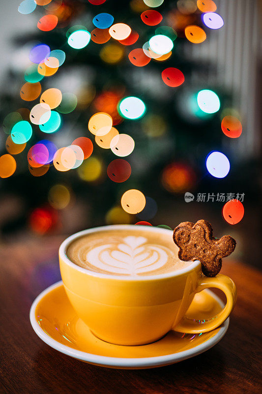 咖啡和姜饼饼干放在圣诞桌上