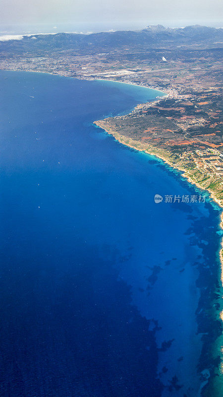 乘飞机飞越马略卡岛海岸，靠近马略卡岛南部的帕尔马