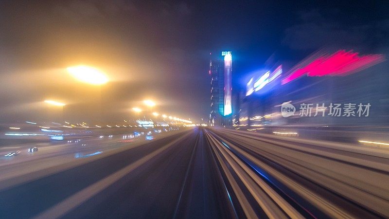 前舱POV从现代无人驾驶地铁列车上飞驰而过，沿着迪拜的夜空，平稳的时光流逝