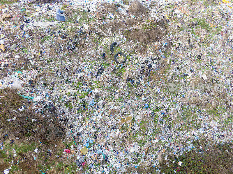 对自然环境造成破坏的垃圾。被污染的城市垃圾场。成堆的垃圾。