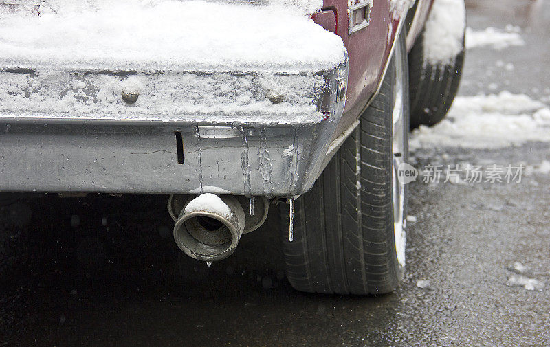 汽车轮胎在被雪覆盖的冬季道路上行驶