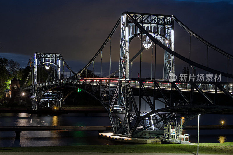 德皇威廉桥，德国威廉港市的地标，夜间