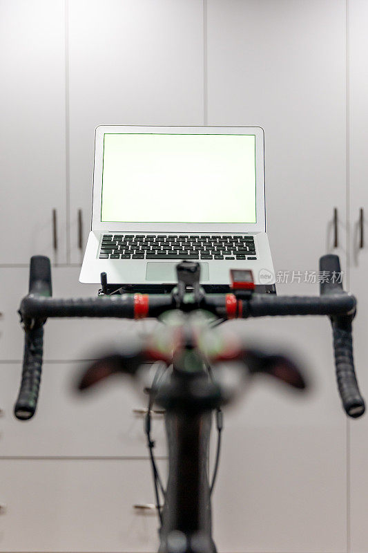 色度键绿色屏幕笔记本电脑和运动自行车