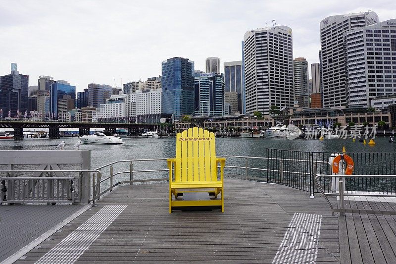 悉尼中央商务区前的巨型黄色椅子