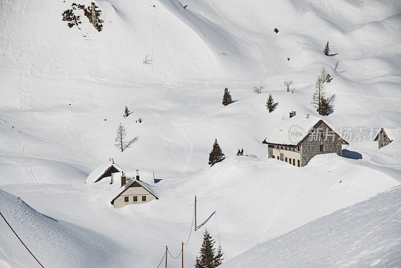 山上的小屋覆盖着一层厚厚的冬雪