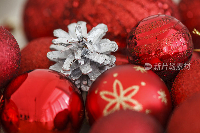 银色松果周围点缀着闪闪发光的圣诞装饰品