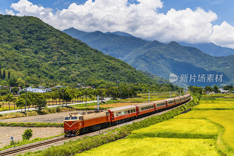 朱光特快列车在台湾台东美丽的乡村旅行