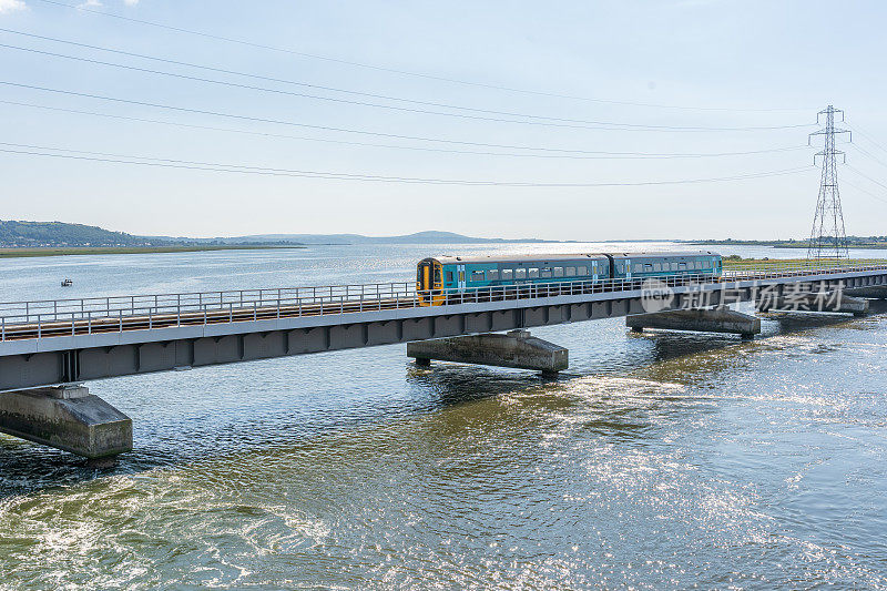 旅客列车跨海大桥