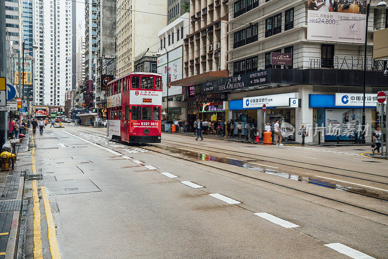 在德辅道中行驶的香港电车