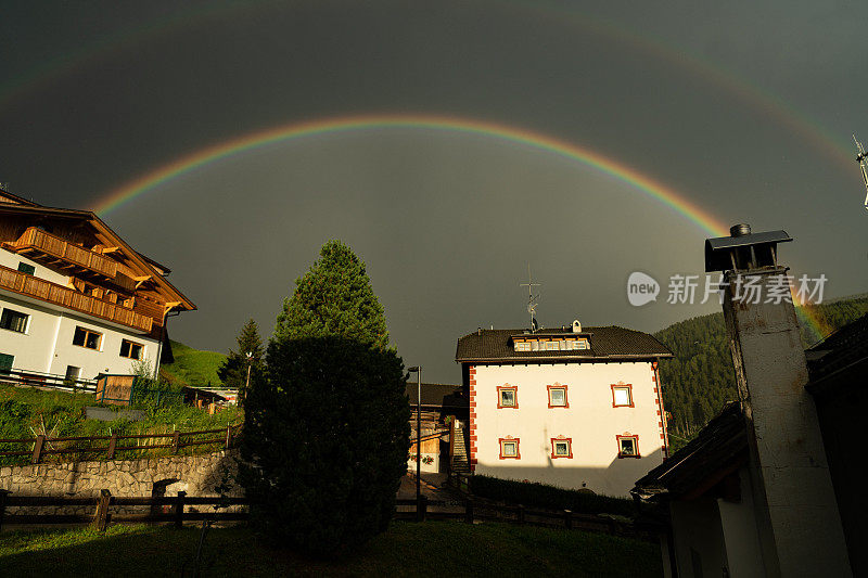 Dolomites镇的彩虹