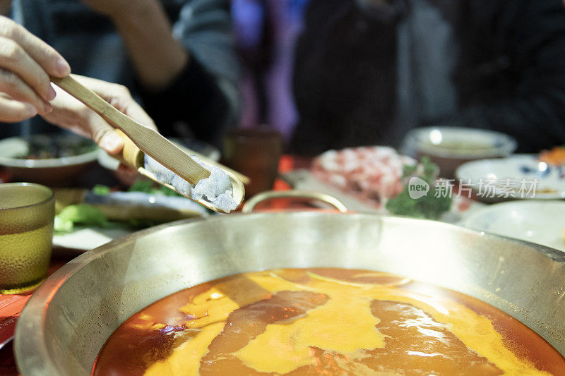 烹饪麻辣火锅的菜名叫虾酱