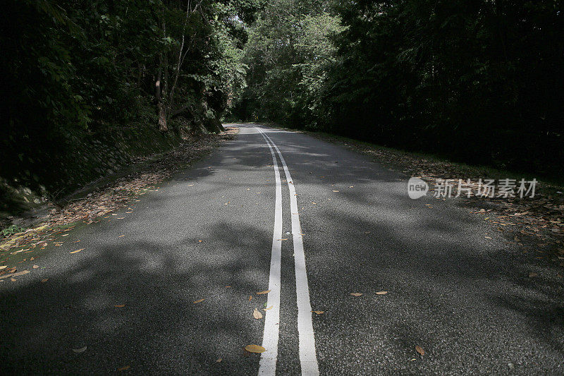 空无一人的道路